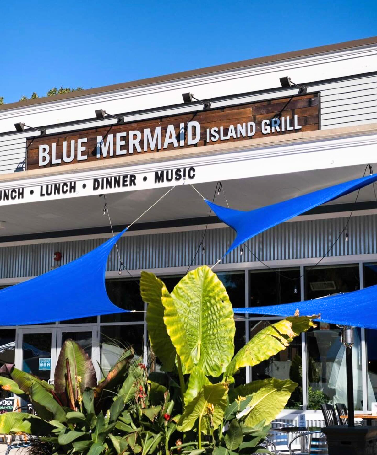 Outside Blue Mermaid Island Grill Kittery Maine