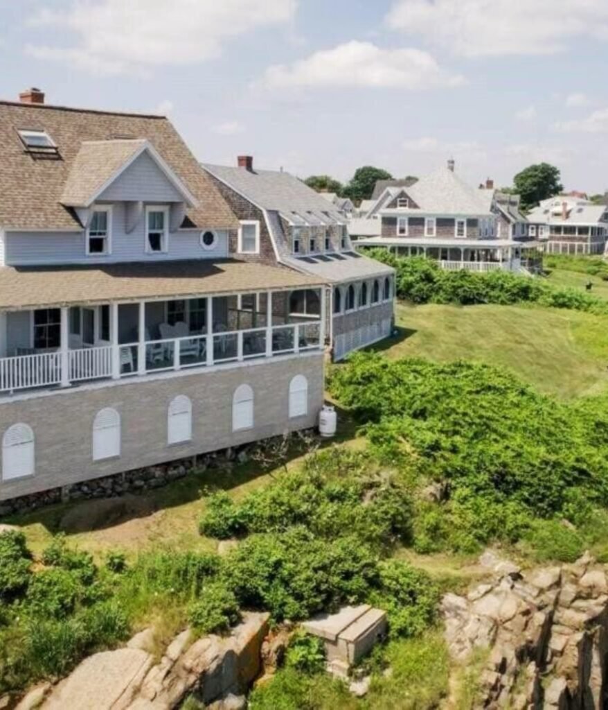 Broadway Cottage- York Beach Oceanfront Image from booking.com