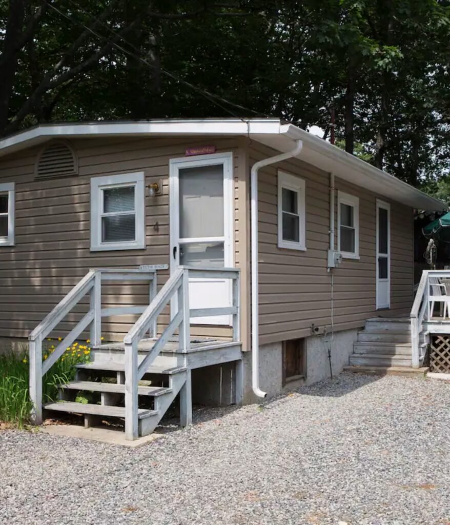 Longs Sands Cottage with Bunkhouse in York beach, Maine Image by Airbnb